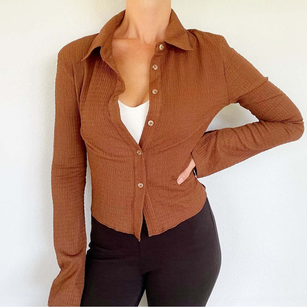 Cider brown stretchy textured cropped bell sleeve button down blouse size large - Picture 3 of 10